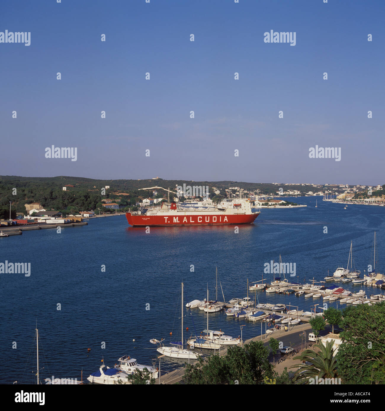 Ferry puerto de alcudia fotografías e imágenes de alta resolución - Alamy