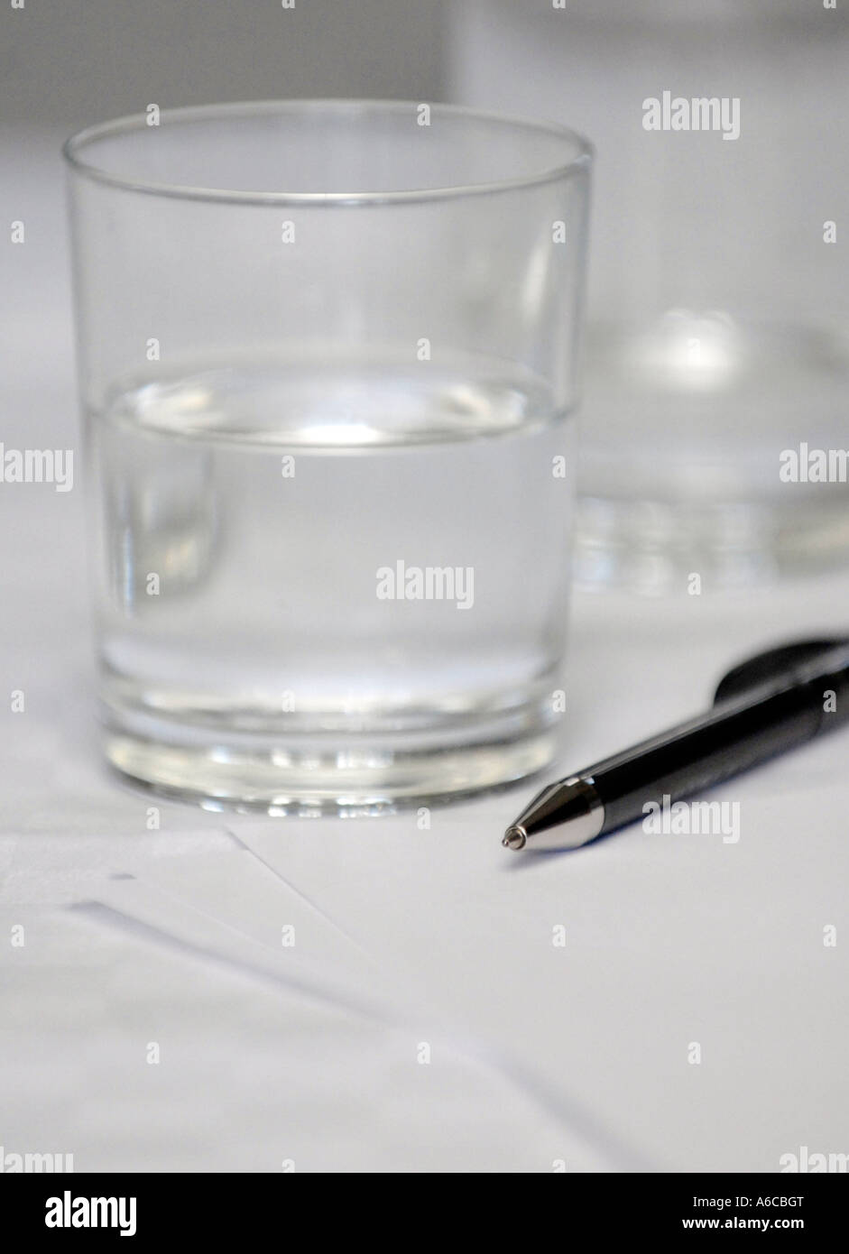 Un vaso de agua sobre la mesa con el lápiz y papel Fotografía de stock -  Alamy