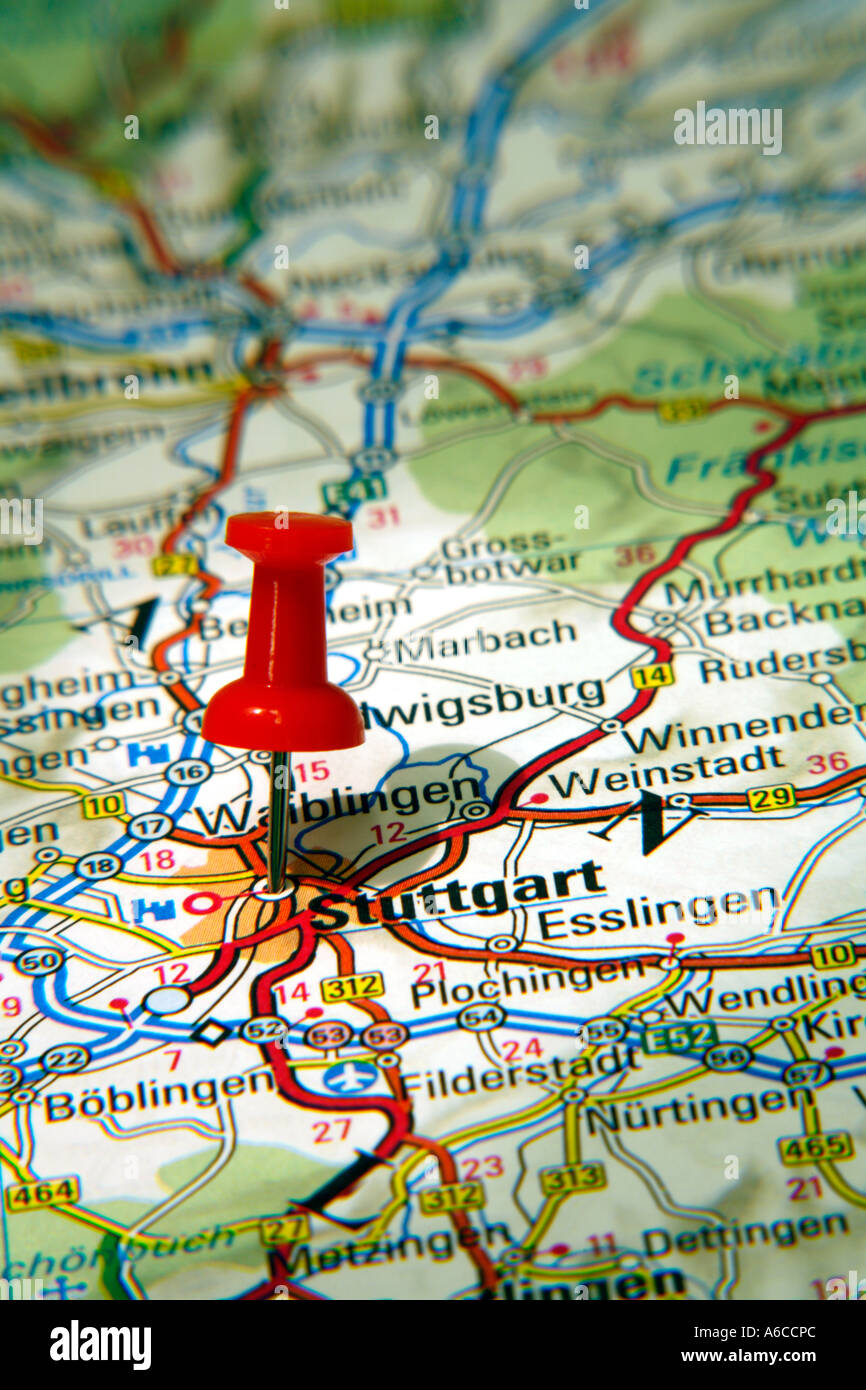 Mapa apuntando pasador a Stuttgart , Alemania , en un mapa de carreteras Foto de stock