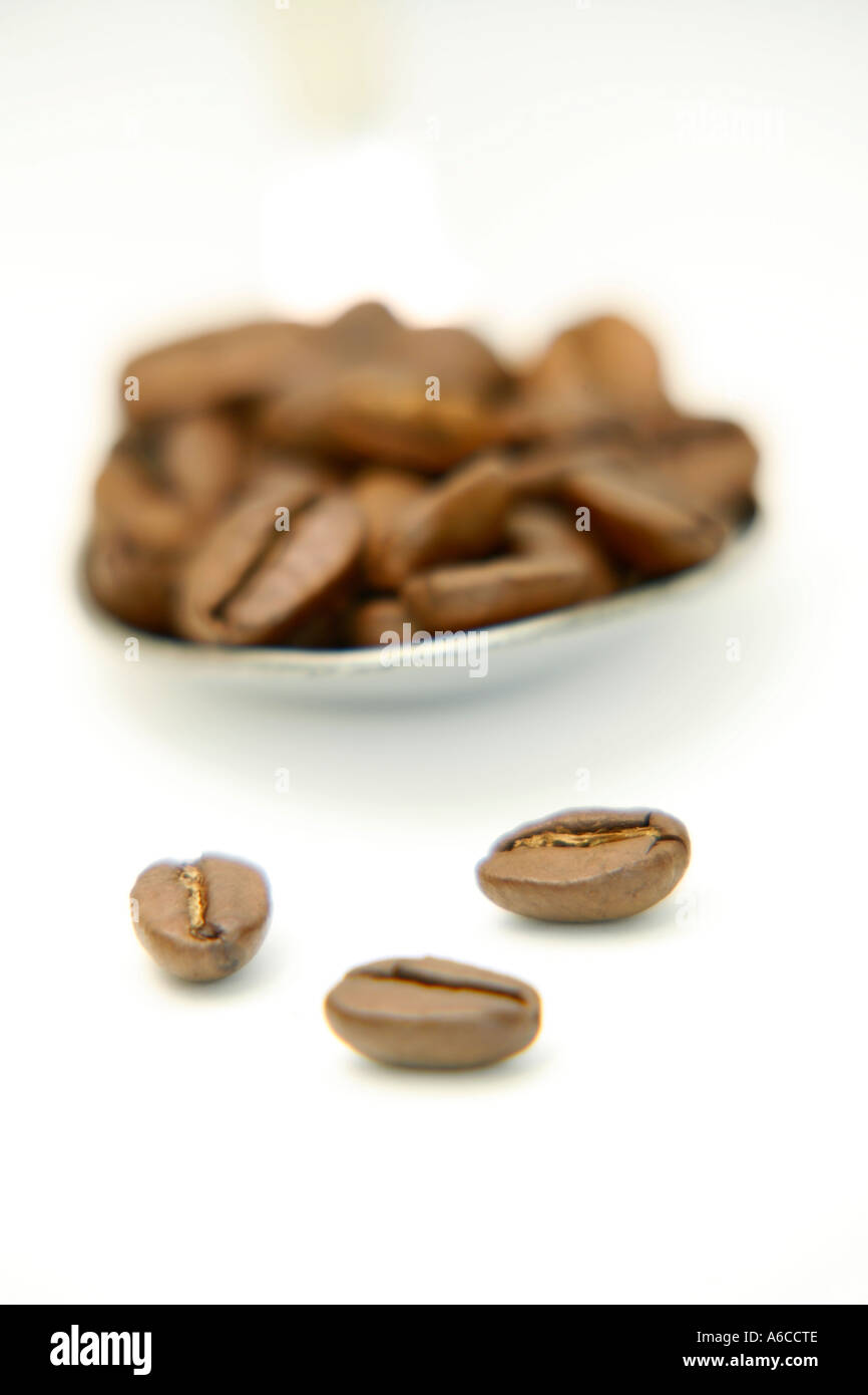 Los granos de café en una cuchara Foto de stock