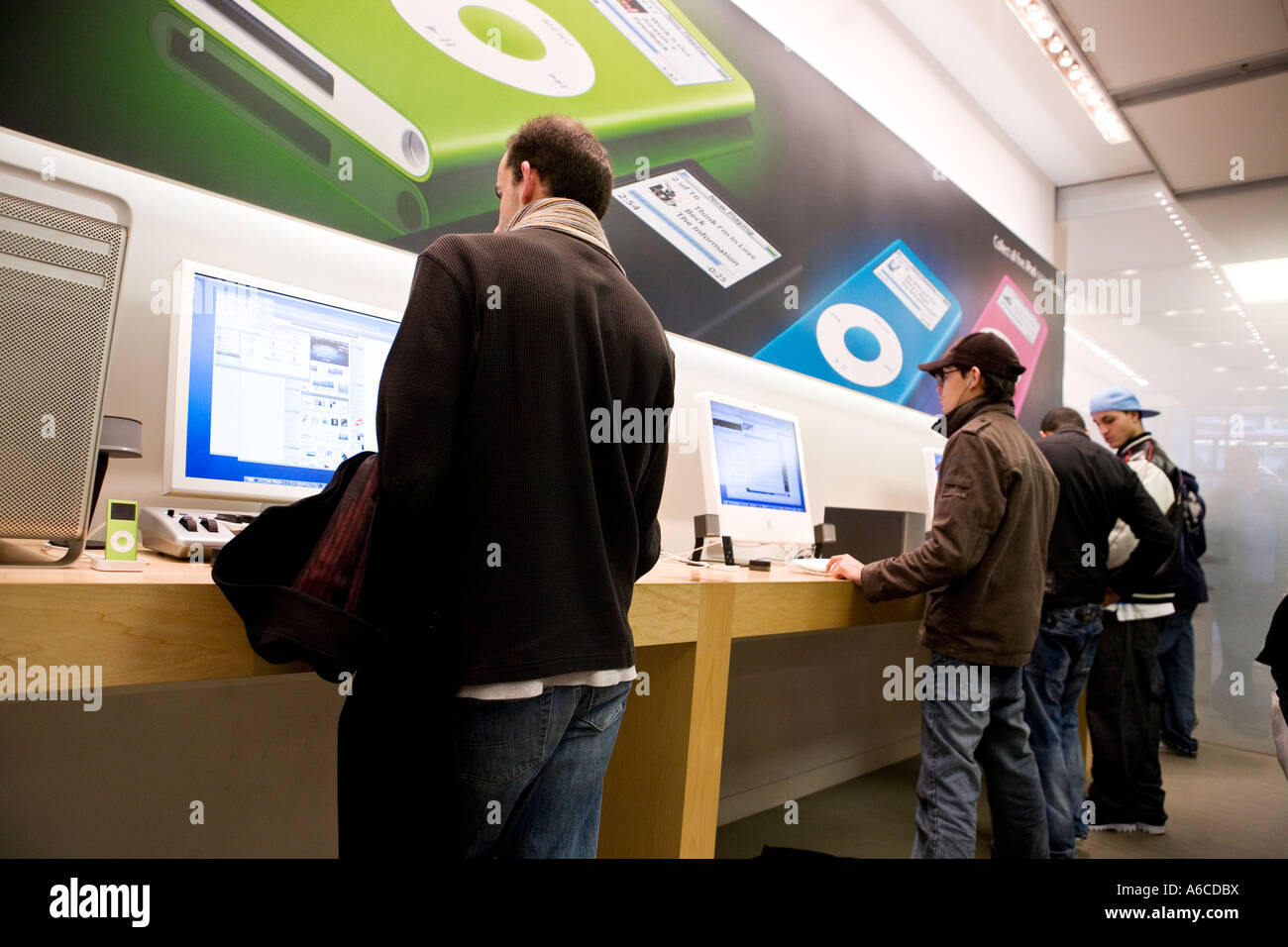 Apple store Regents Street posibles compradores probar ÚLTIMOS ARTILUGIOS Foto de stock