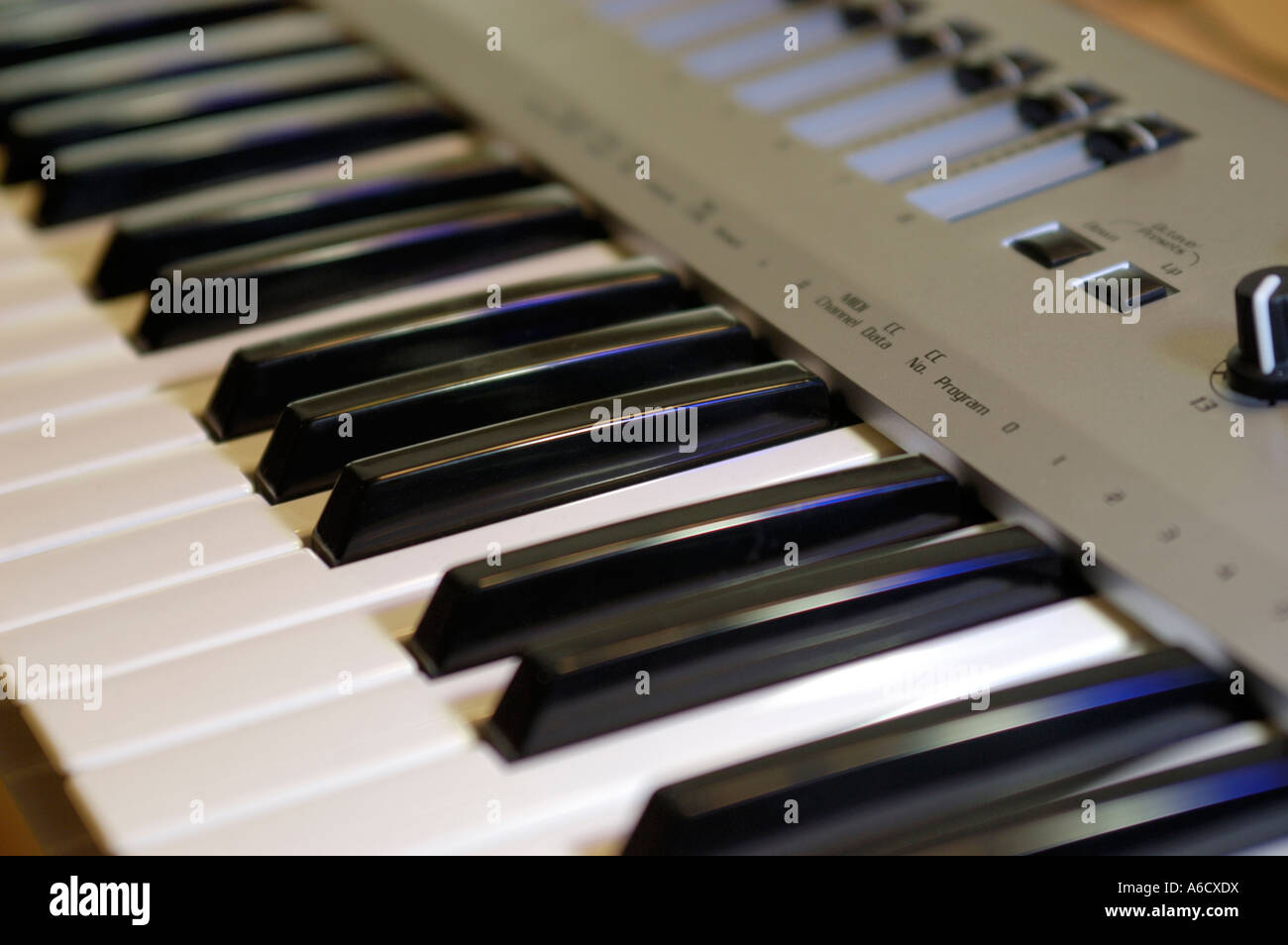 Un teclado de producción musical que se utilizan cuando se conecta a un  ordenador y utilizarse para hacer música electrónica puede ser cubase  Fotografía de stock - Alamy