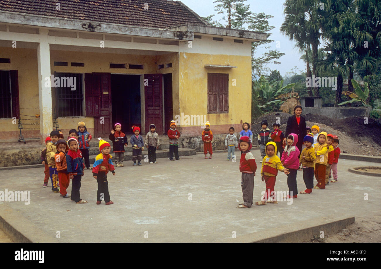 Ejercicio cada día los niños de escuela primaria de la comuna de la provincia de Thai Nguyen, Vietnam Foto de stock