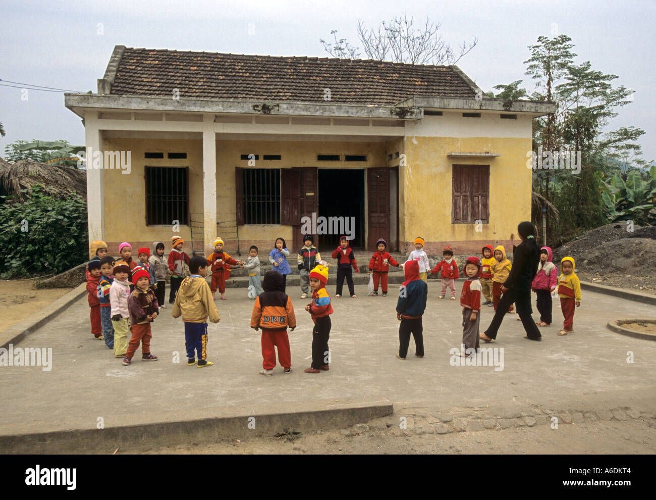 Ejercicio cada día los niños de escuela primaria de la comuna de la provincia de Thai Nguyen, Vietnam Foto de stock