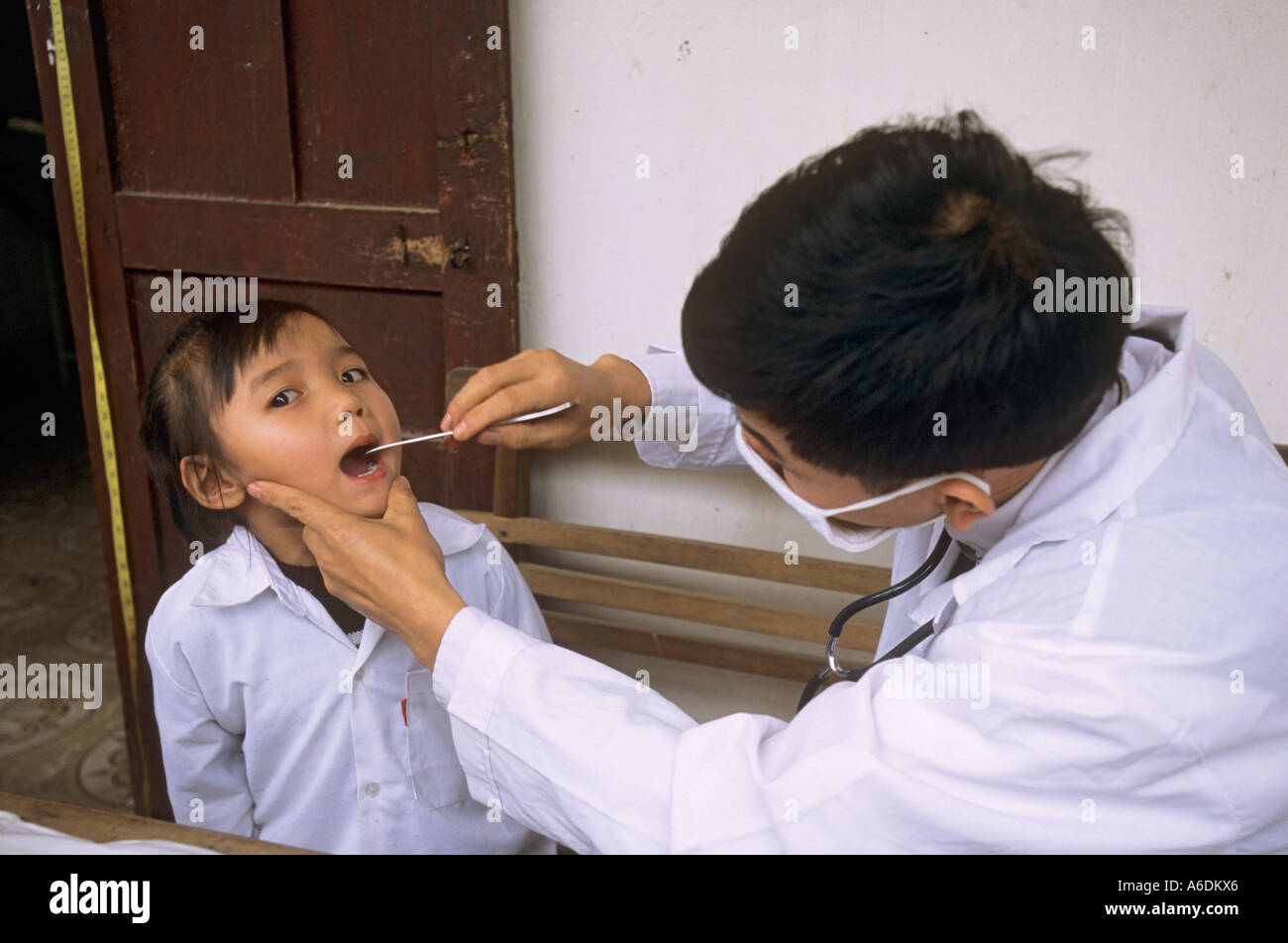 Los niños siendo examinada comuna salud Phuc Linh comuna el Centro de Salud de la provincia de Thai Nguyen Viet Nam Foto de stock