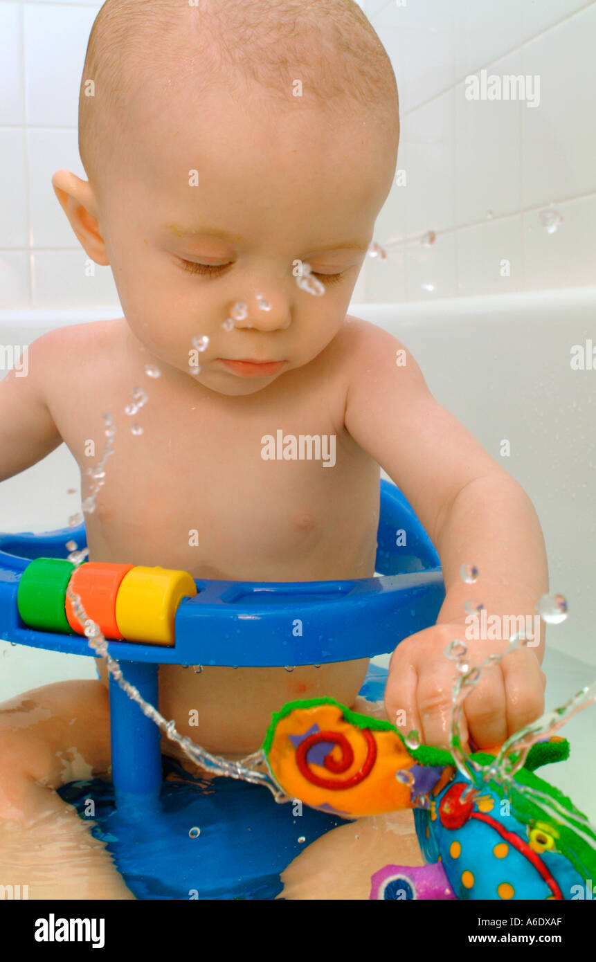 Bebé Los bebés niños jugando en la bañera de hidromasaje limpieza lavado  juguetón juguetes Fotografía de stock - Alamy