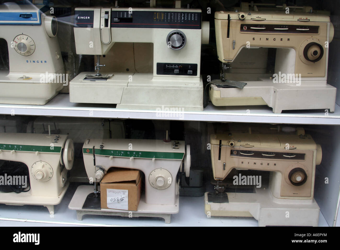 Viejas máquinas de coser Singer en una tienda de segunda mano Fotografía de  stock - Alamy