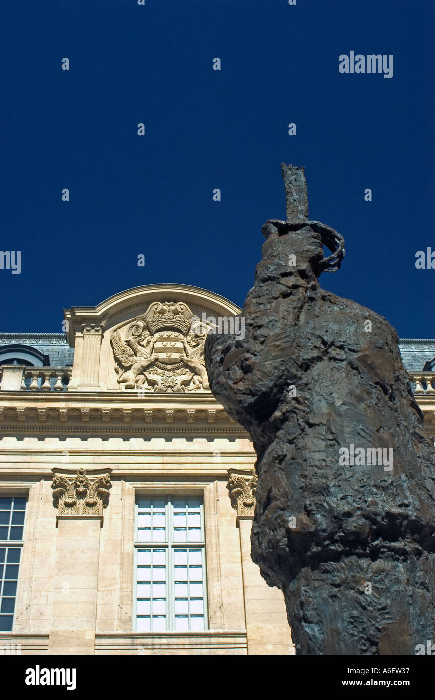 París, Francia "usee d'Art et d'Histoire du Judaisme' 'Museo Judío" "Hotel de St Aignan' Entrada Dreyfuss contemporánea estatua Foto de stock