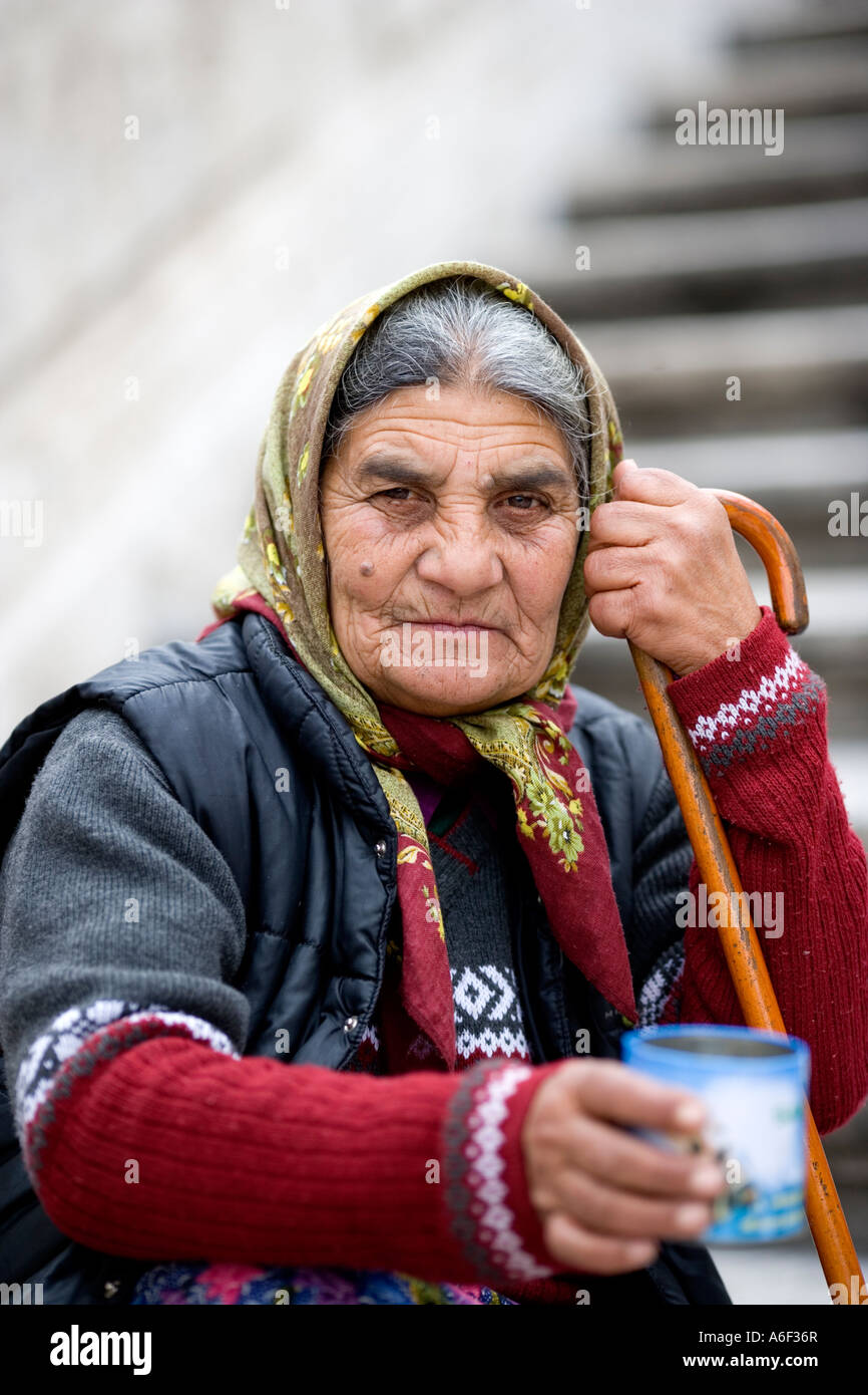 Anciana mendigando en la Escalinata de la Plaza de España en Roma. Foto de stock