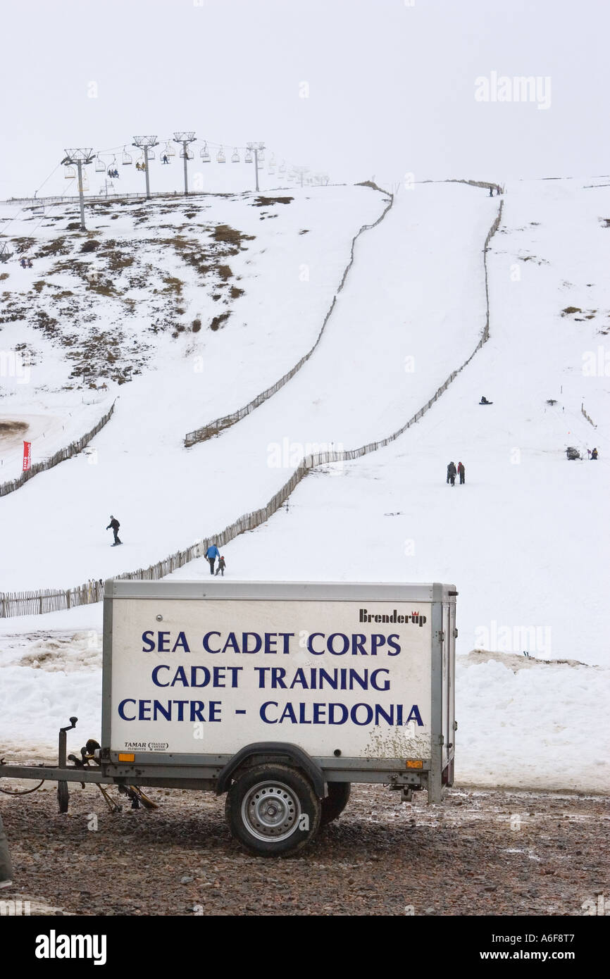 Centro de Esquí Lecht Escocia y pistas de esquí y el remolque con el signo Sea Scouts, Escocia, Reino Unido Foto de stock