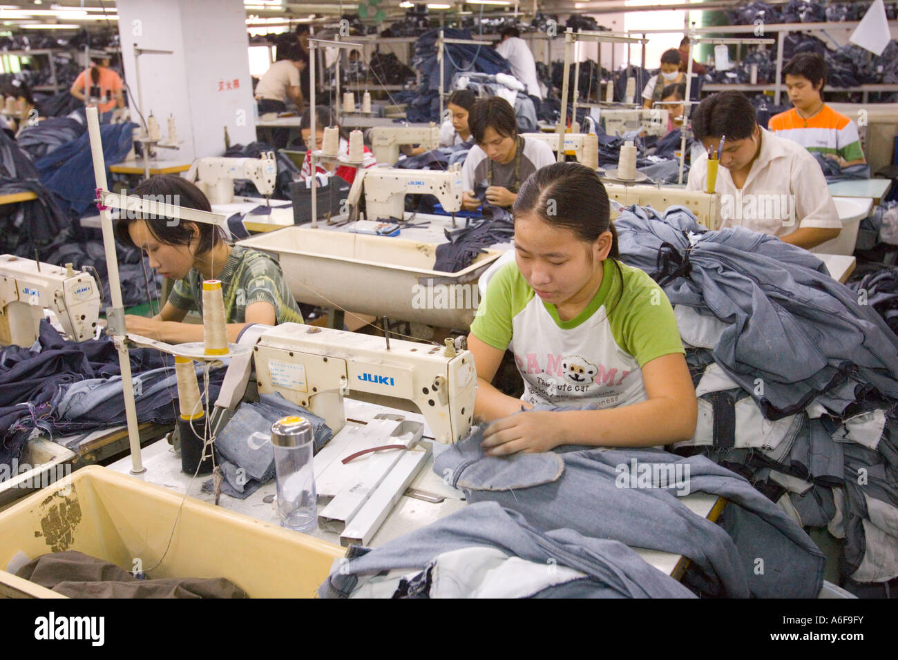 SHENZHEN, provincia de Guangdong, China Los trabajadores coser jeans de  mango en la fábrica de prendas de vestir en la ciudad de Shenzhen  Fotografía de stock - Alamy