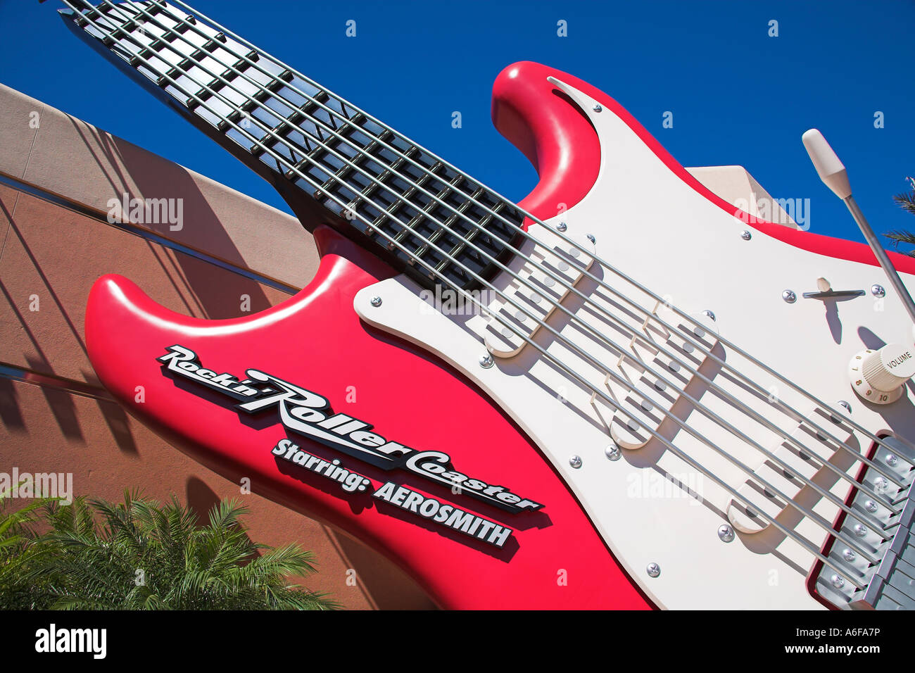 Guitarra, Aerosmith Rock N Roller Coaster ride, Sunset Boulevard, Disney  MGM Studios, Disney World, Orlando, Florida, EE.UU Fotografía de stock -  Alamy