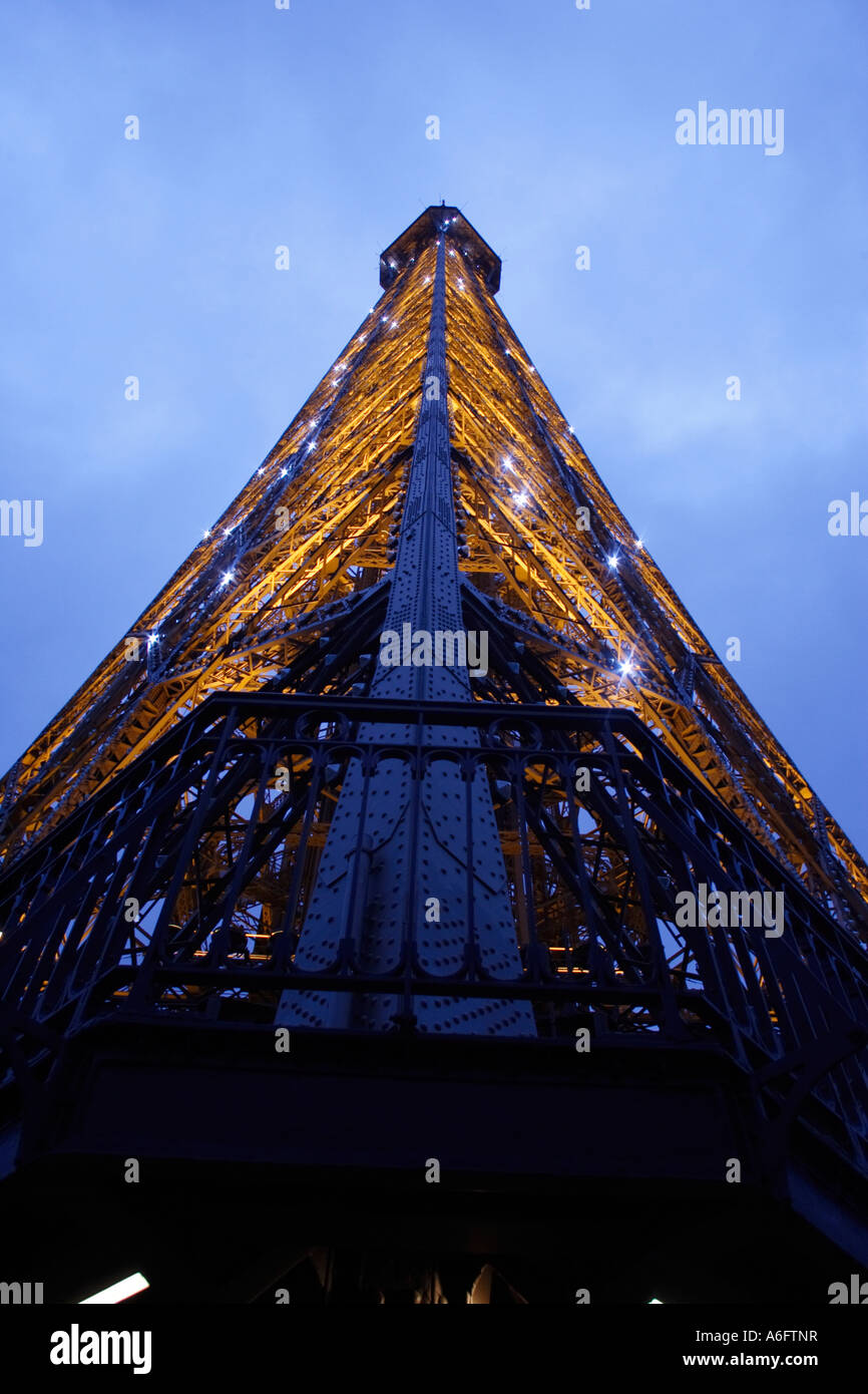Una espectacular vista desde debajo de la Torre Eiffel, en París, Francia. Foto de stock
