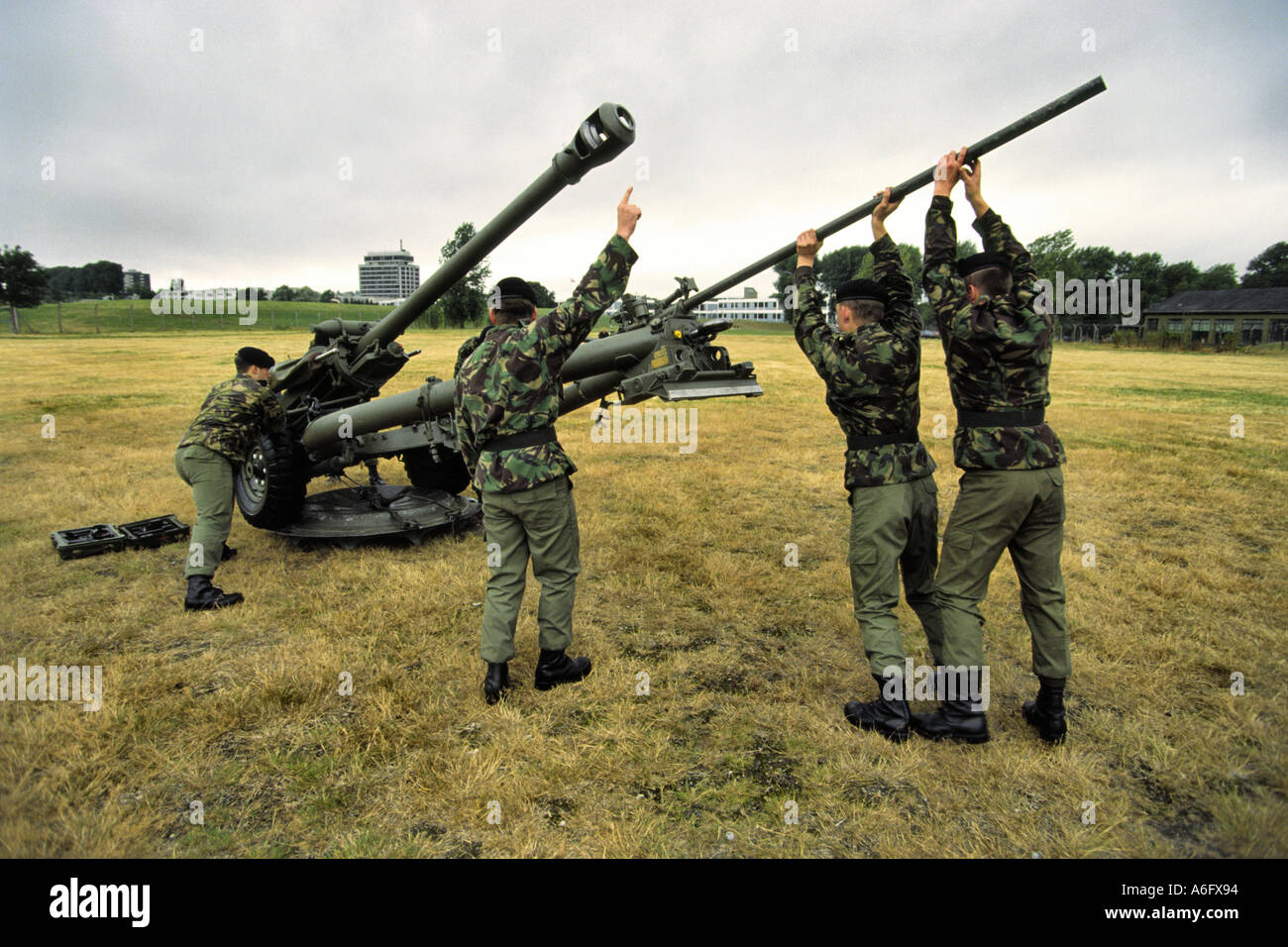 Los jóvenes reclutas del ejército aprender habilidades básicas de artillería. Foto de stock