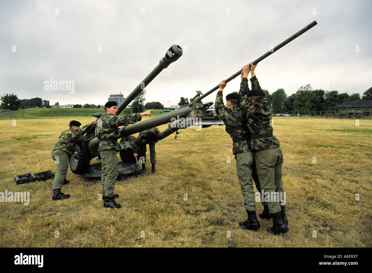 Los jóvenes reclutas del ejército aprender habilidades básicas de artillería. Foto de stock