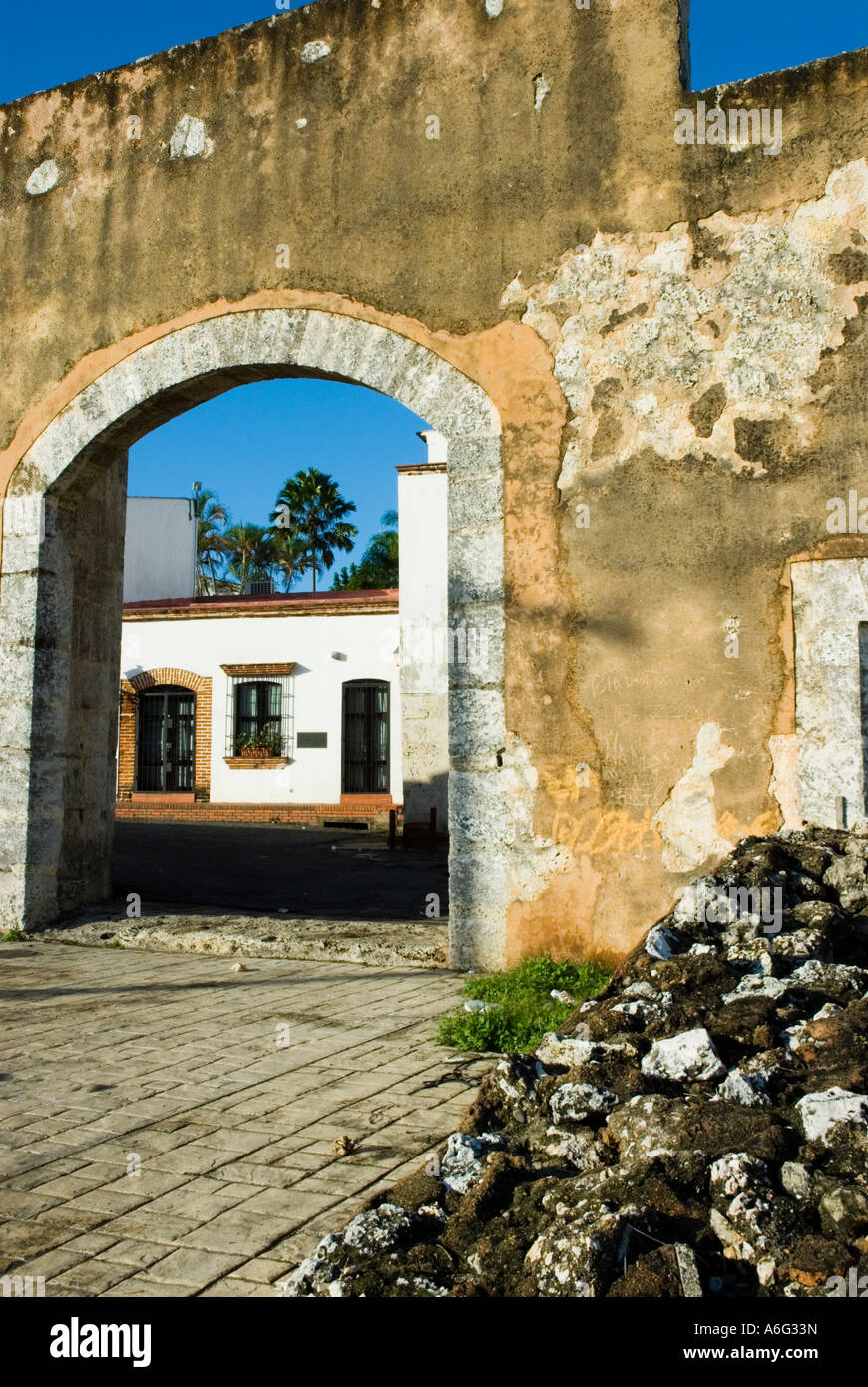 Puerta de las Atarazanas, Plaza Arqueológica La Ceiba, Zona Colonial, Santo  Domingo, República Dominicana, 1/07 Fotografía de stock - Alamy