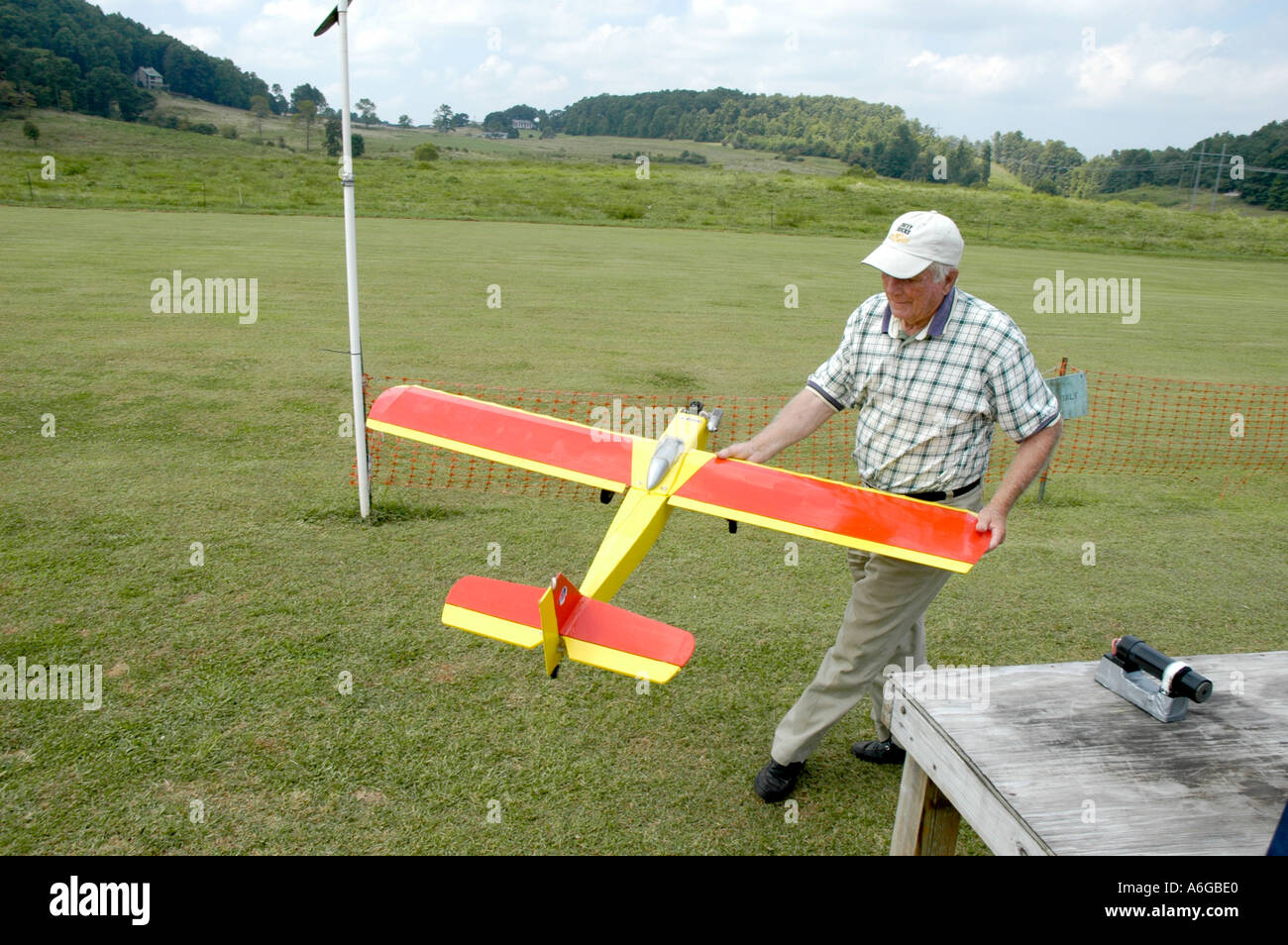 Control remoto aviones volar como hobby a mano por los pilotos que vuelan Fotografía de stock - Alamy