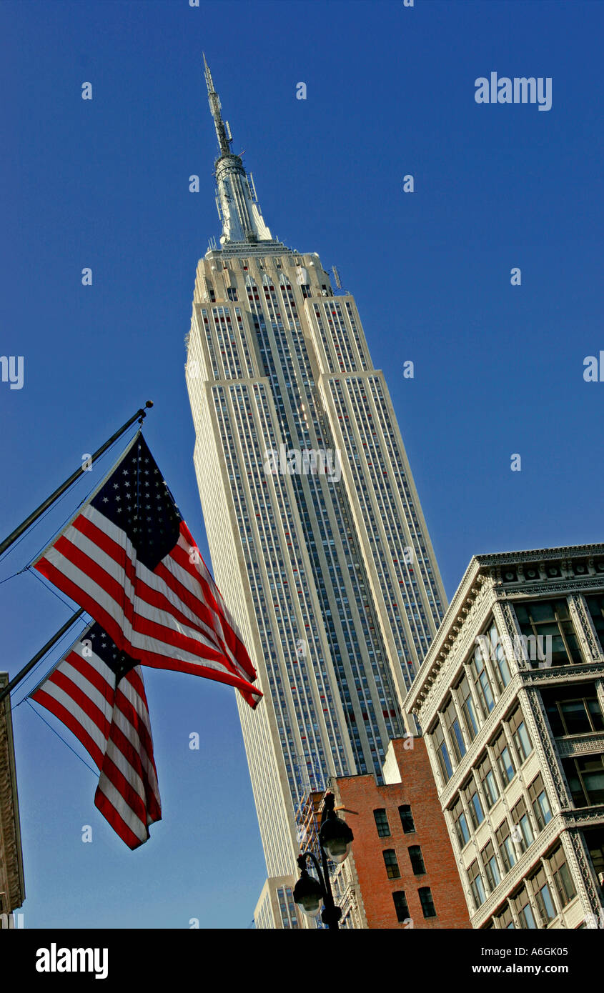Bandera Americana y el Edificio Empire State, Nueva York, Estados Unidos Foto de stock