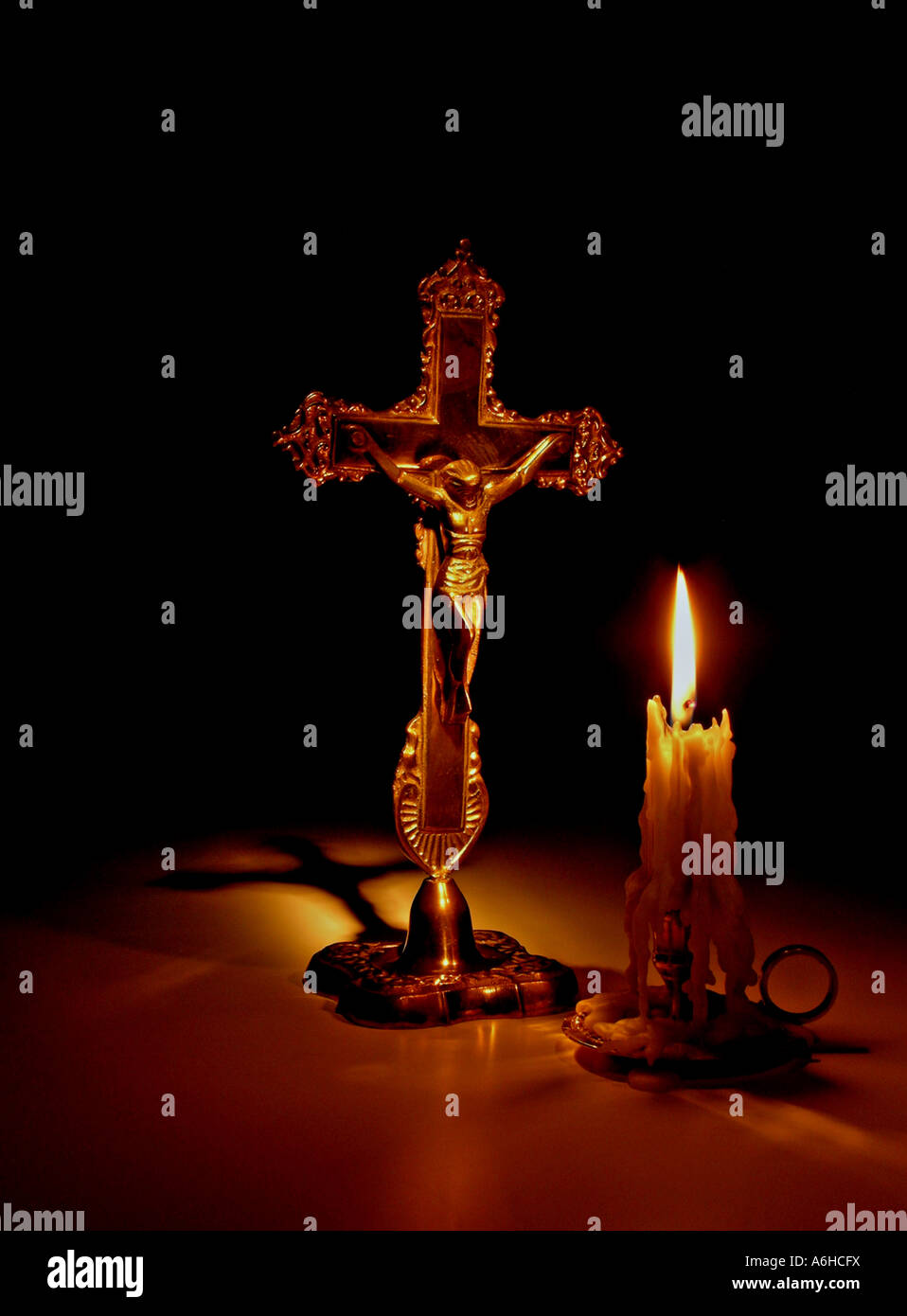 Cruz cristiana con velas encendidas la luz baja Fotografía de stock - Alamy