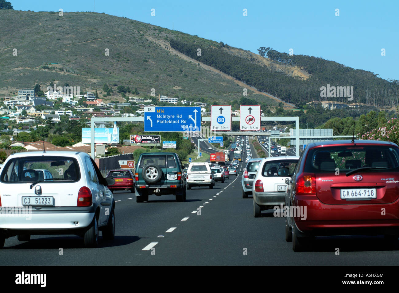 Flujo de tráfico autopista, en las afueras de Cape Town South Africa RSA visto durante horas punta de la tarde Foto de stock
