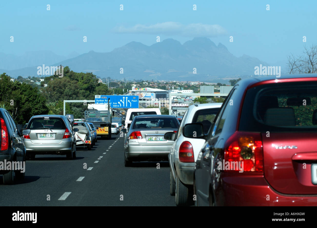 Flujo de tráfico autopista, acercarse a la ciudad de Cape Town South Africa RSA Foto de stock