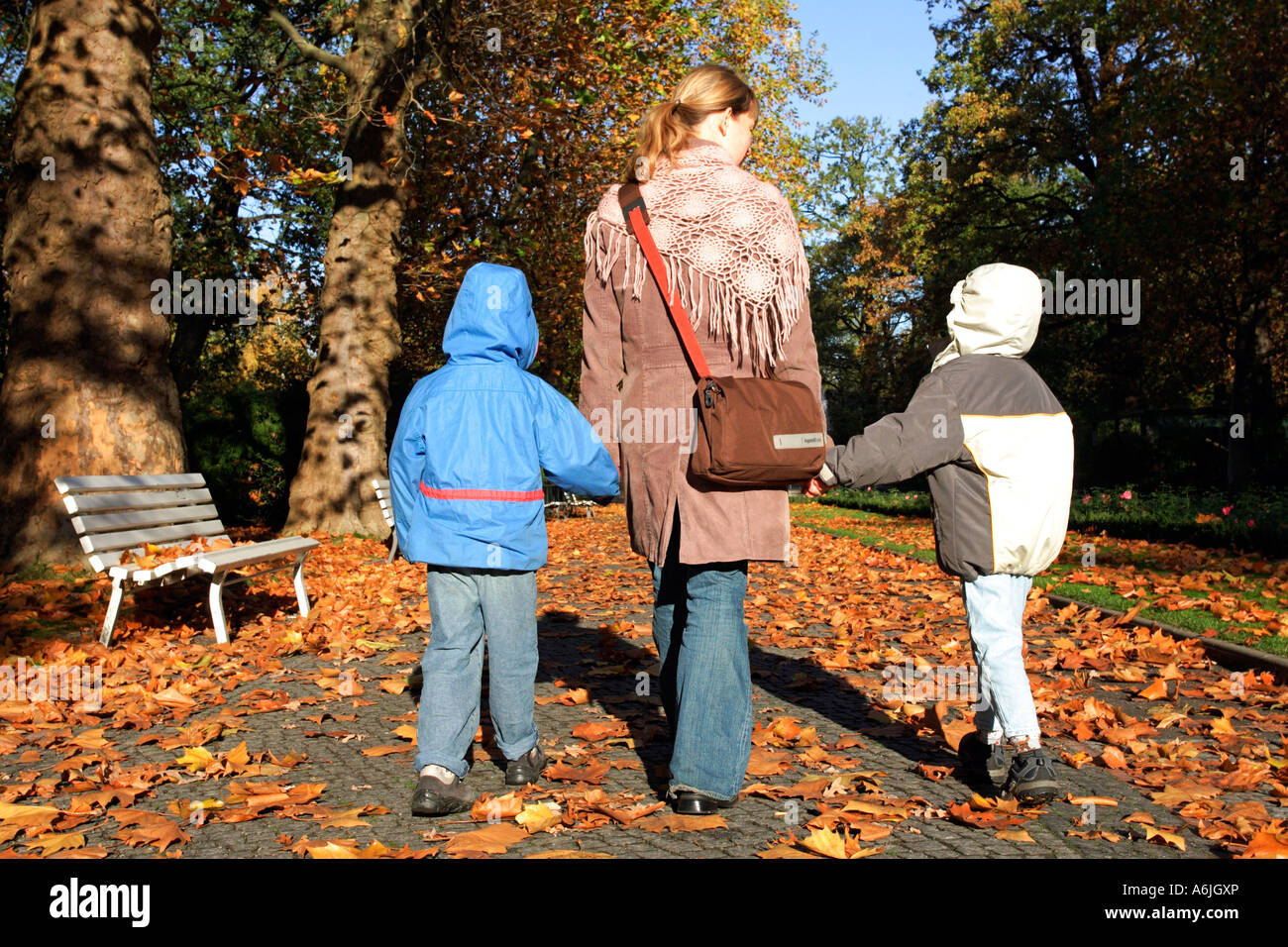 Madre dando un paseo con sus hijos, Berlín, Alemania Foto de stock