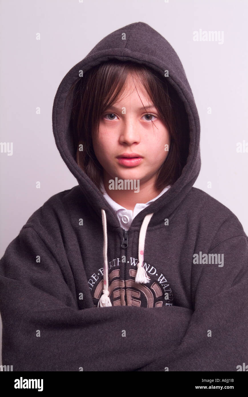 Guapo joven de 12 años de edad con una sudadera con capucha