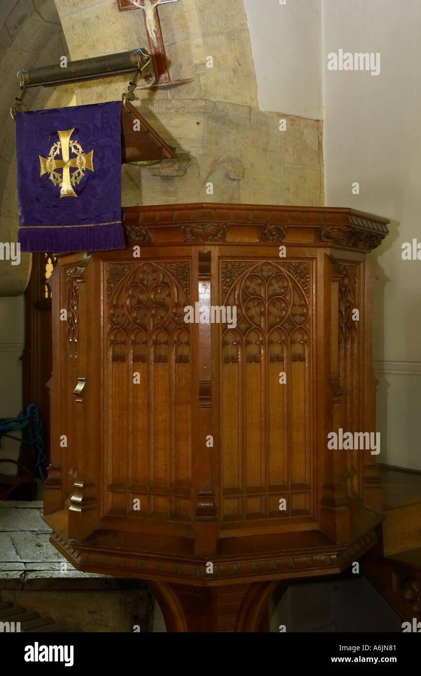 Púlpito de madera en la Iglesia de All Hallows en Tillington, West Sussex. La iglesia fue construida en 1807 Fotografía de stock - Alamy Púlpito de madera en la Iglesia de All Hallows en Tillington, West Sussex. La iglesia fue construida en 1807 Fotografía de stock - Alamy