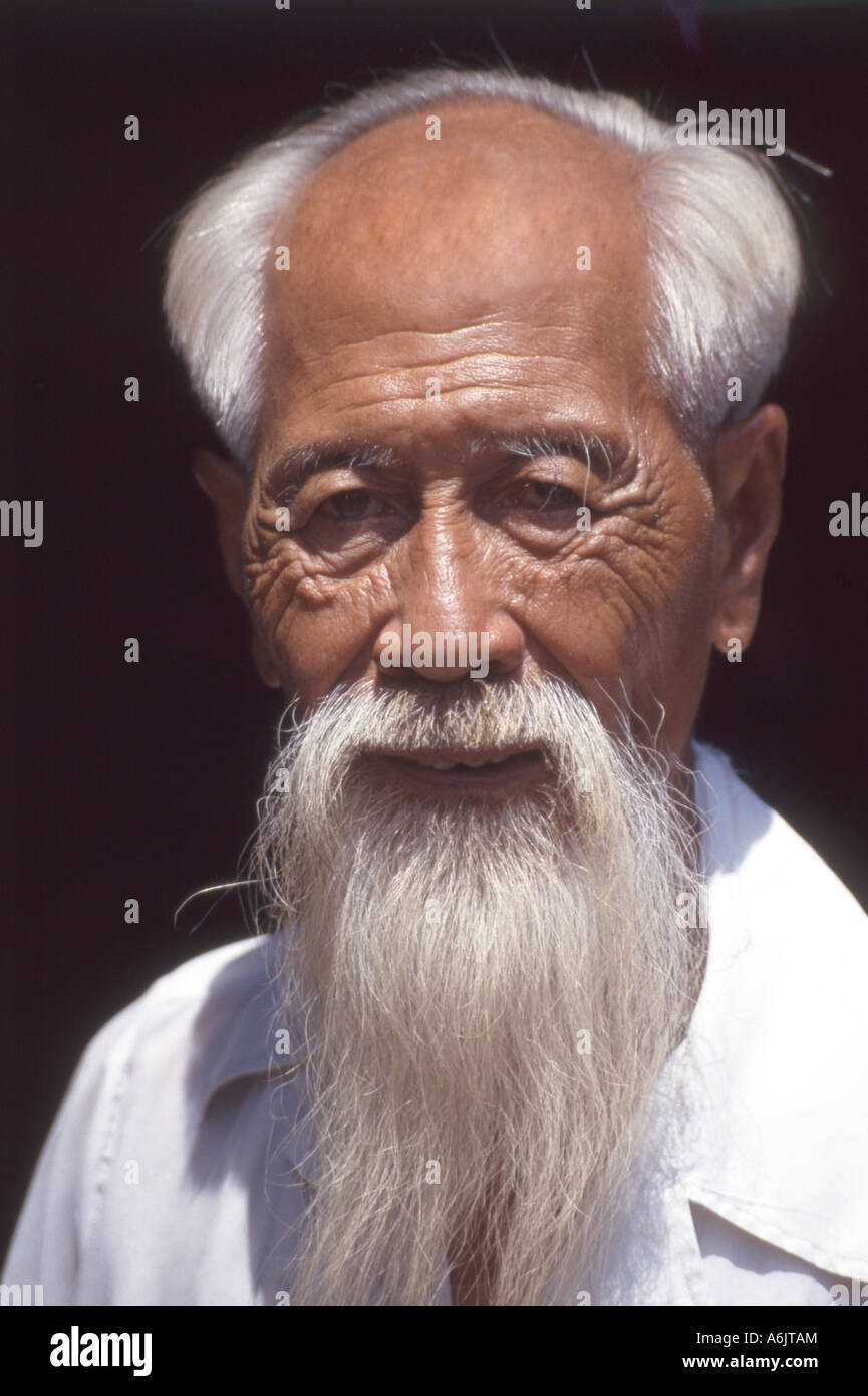 Viejo hombre vietnamita con barba blanca, Ciudad Ho Chi Minh (Saigón), República Socialista de Vietnam Foto de stock