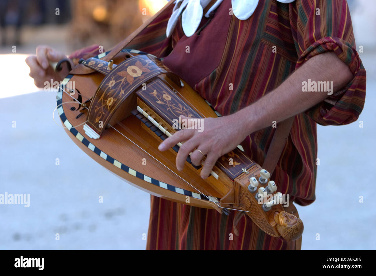 Músico, hombre vestido con traje de trovador del período francés tocando un  gurdy hurdy en el festival medieval, Monflanquin Aquitania suroeste de  Francia ue Fotografía de stock - Alamy