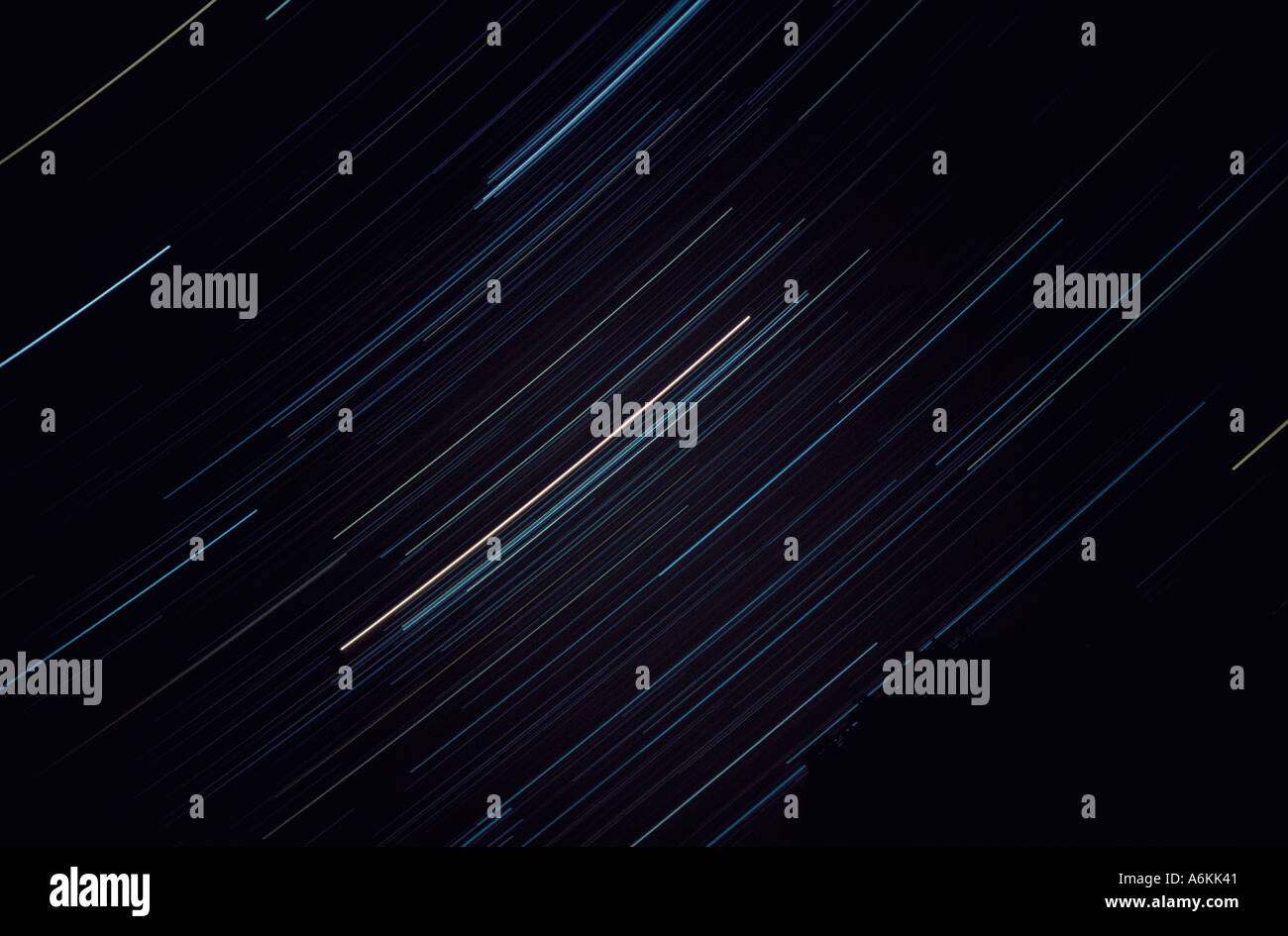 Estelas de estrellas en el cielo nocturno que muestra el movimiento de rotación de la tierra UK Foto de stock