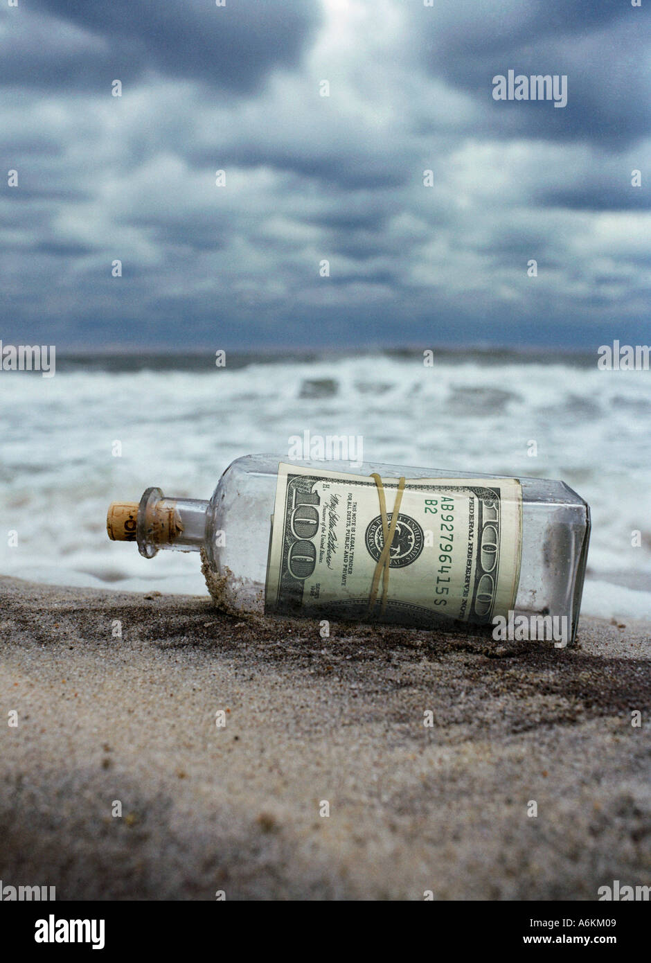 100 dollar notas como un mensaje dentro de la botella, Southampton Beach, Nueva York, EE.UU. Foto de stock