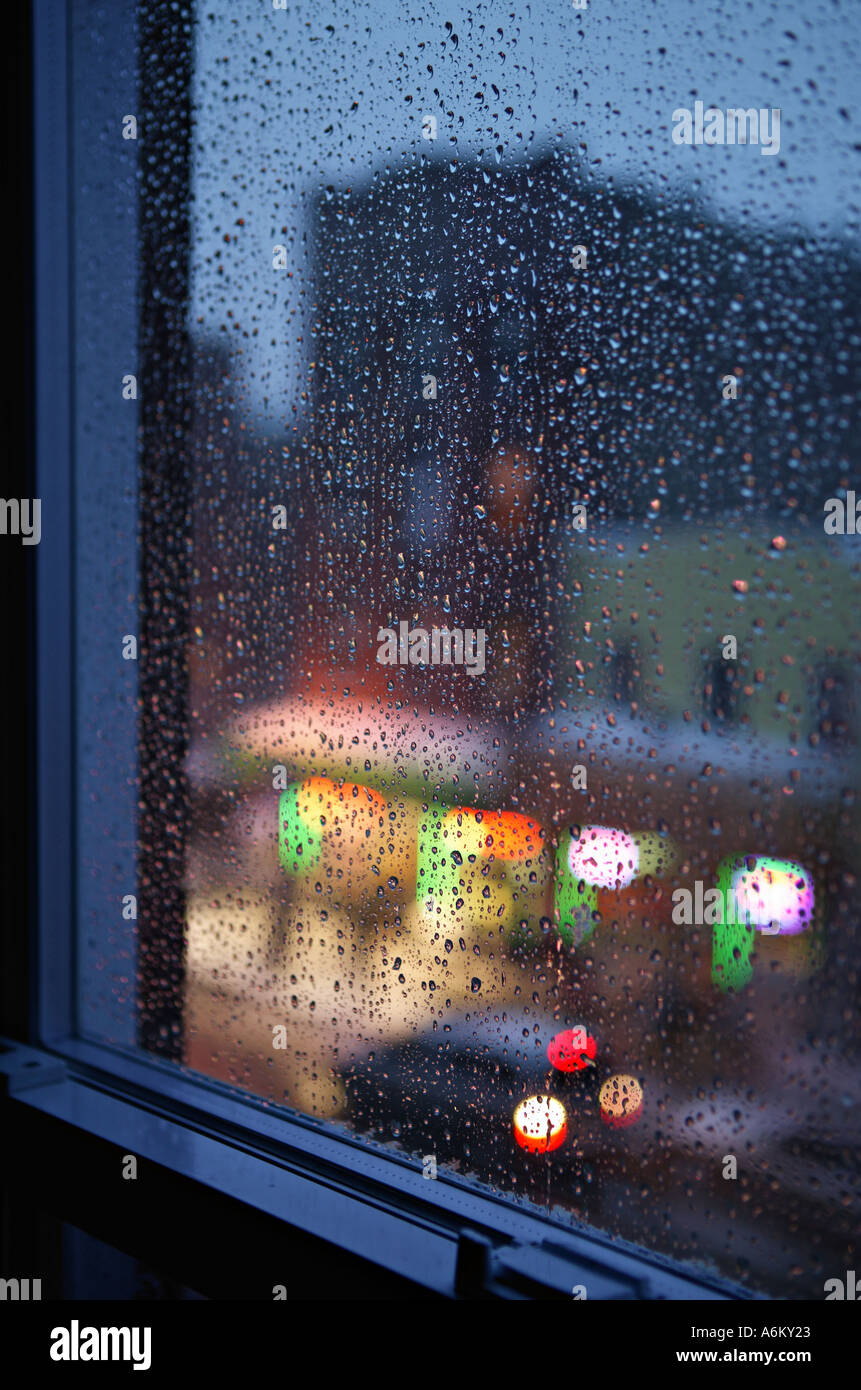 Mirando a través de la lluvia cubiertas de ventana en Navidad, Greenwich Village, Manhattan, Ciudad de Nueva York, Nueva York, EE.UU. Foto de stock