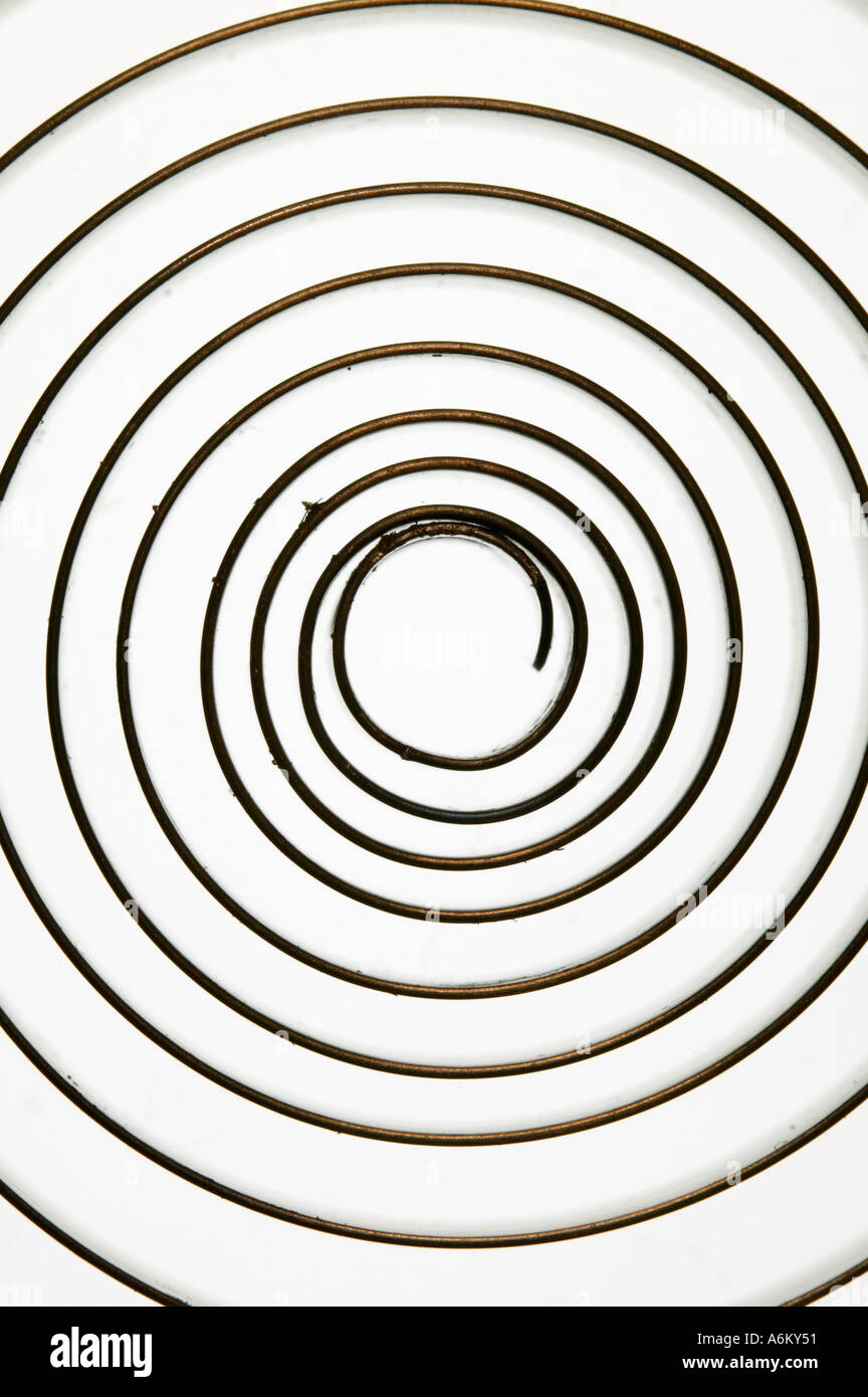 Espiral de metal contra el fondo blanco (cerrar) Foto de stock