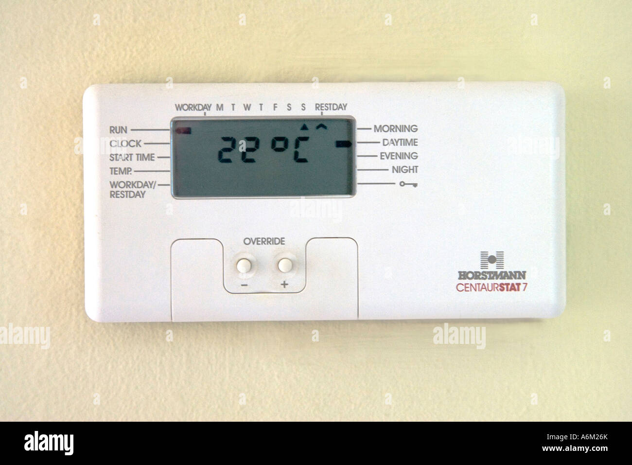Calefacción central digital temporizador y termostato Fotografía de stock -  Alamy