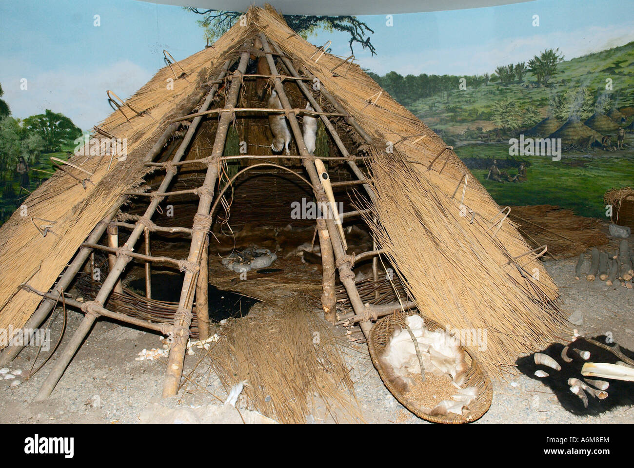 Reconstrucción de una vivienda en el neolítico Newgrange Visitor Center Foto de stock