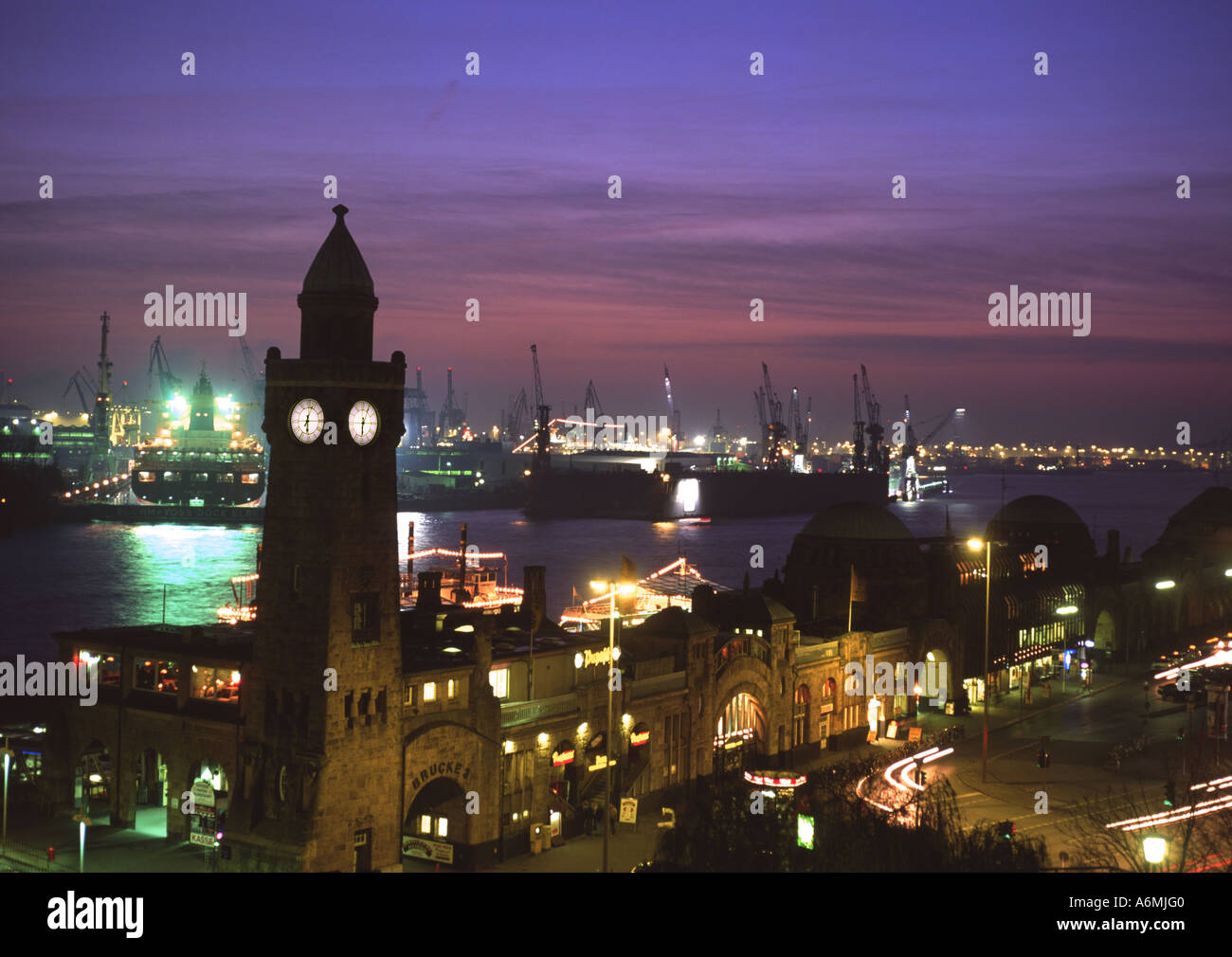 Aterrizaje Landungsbruecken Bridge St Pauli puerto sobre el río Elba vista nocturna Hamburgo Alemania Foto de stock