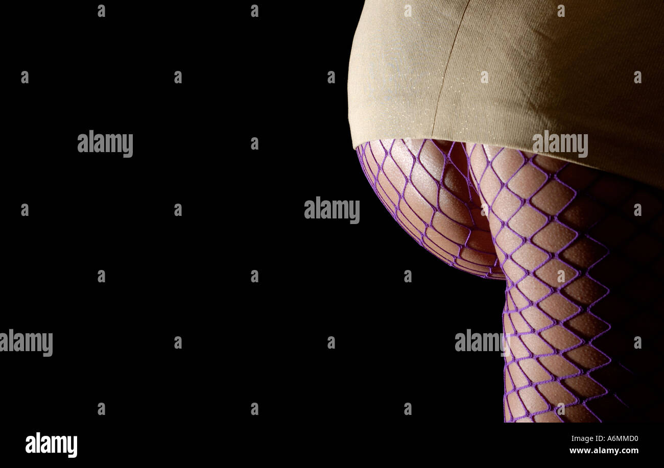 Culo mujer vistiendo una mini falda corta y púrpura sacaderas Fotografía de  stock - Alamy