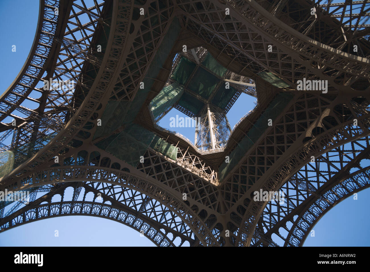 Torre Eiffel vista desde abajo Foto de stock