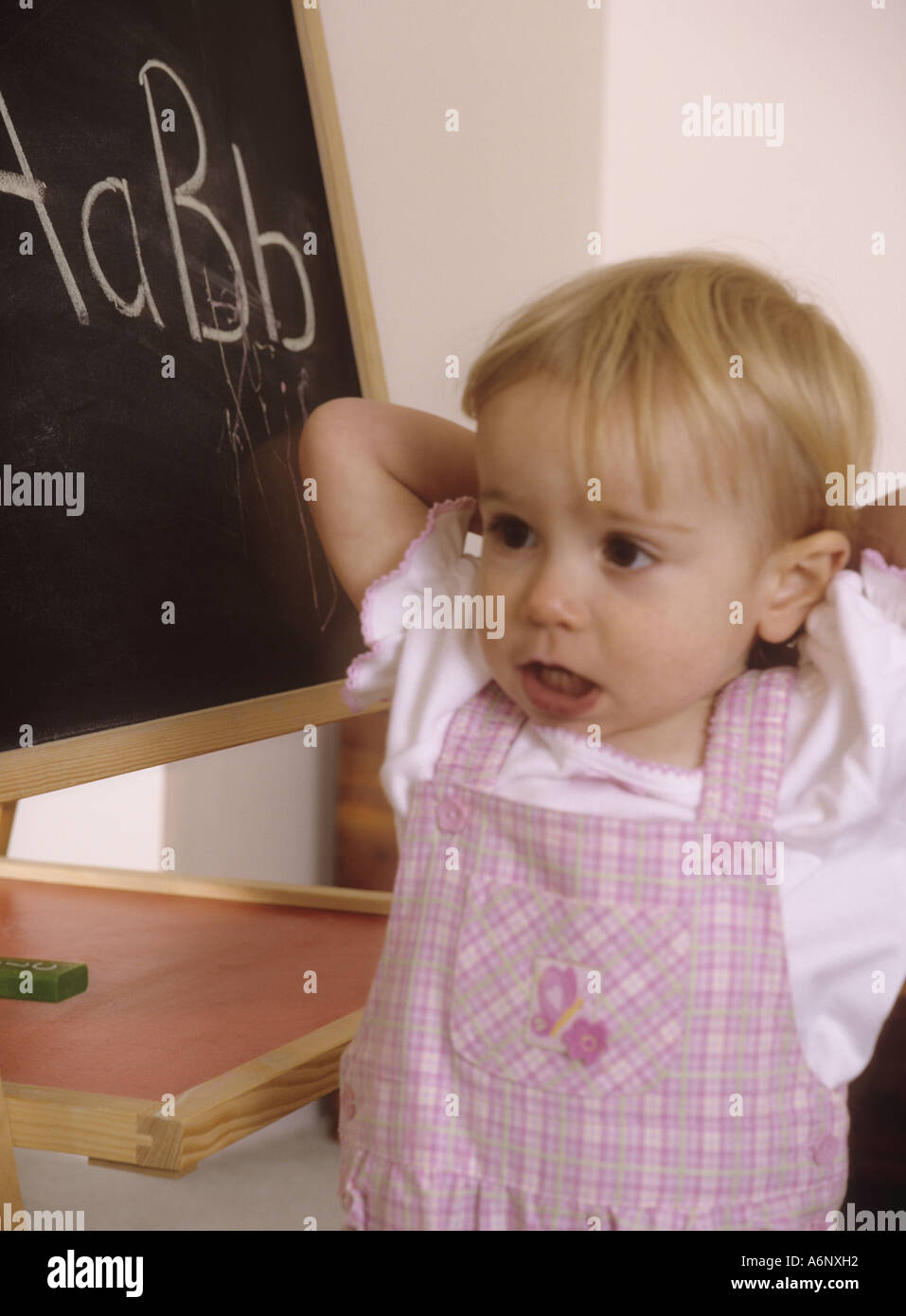 Niño Niña (2,5 años) jugando, hablando por un teléfono de juguete.  Conceptos: el aburrimiento, el cansancio, la imaginación, hacer creer  Fotografía de stock - Alamy