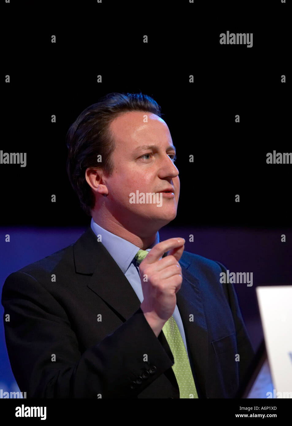 El Primer Ministro David Cameron, dirigiéndose a una conferencia del Partido Conservador en Gales Llandudno, Gales del Norte Foto de stock
