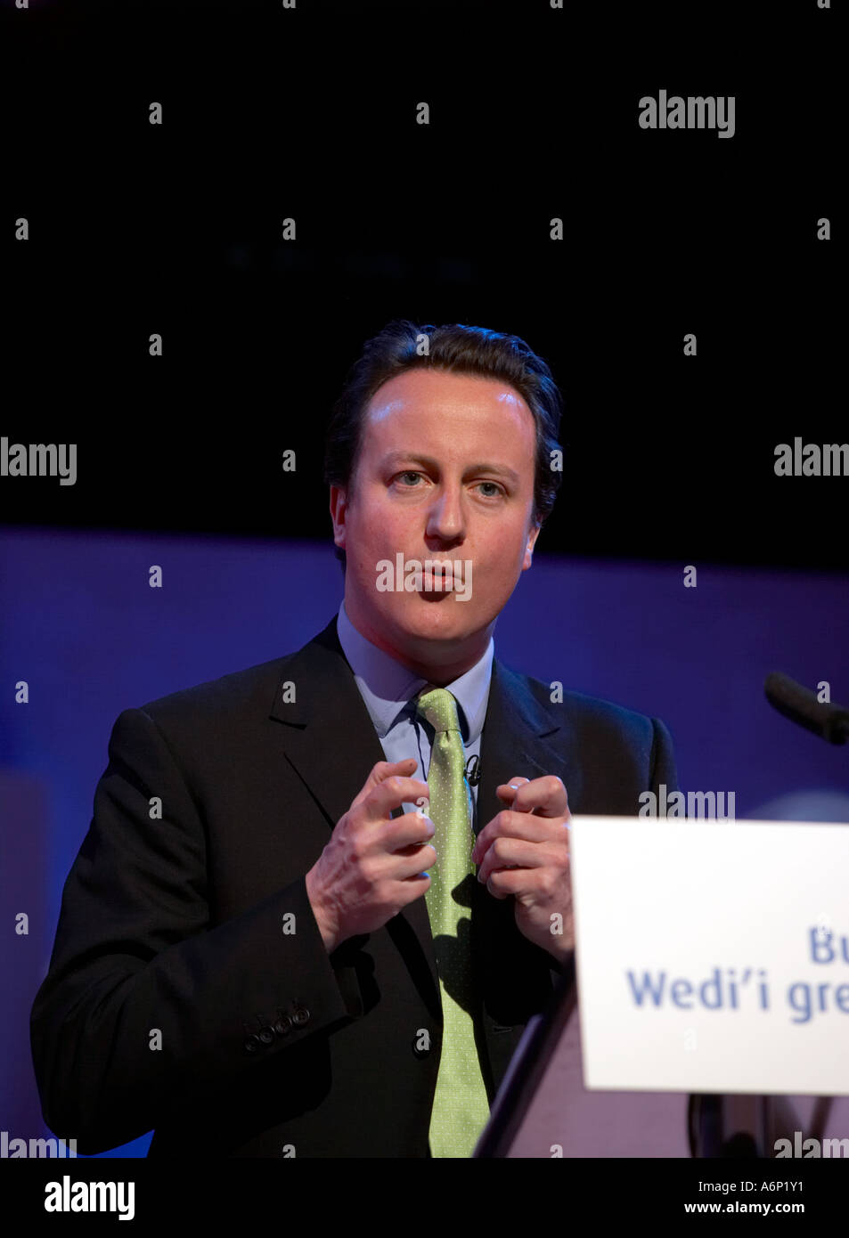 El Primer Ministro David Cameron, dirigiéndose a una conferencia del Partido Conservador en Gales Llandudno, Gales del Norte Foto de stock