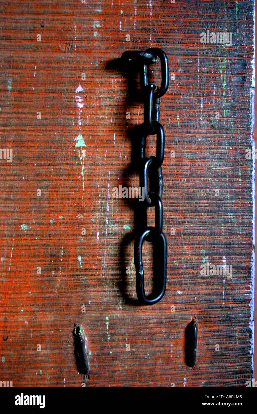 Puerta de madera de teca con cadena de hierro comúnmente utilizados para el bloqueo de puerta en la aldea cerca de Nanded Maharashtra India Foto de stock