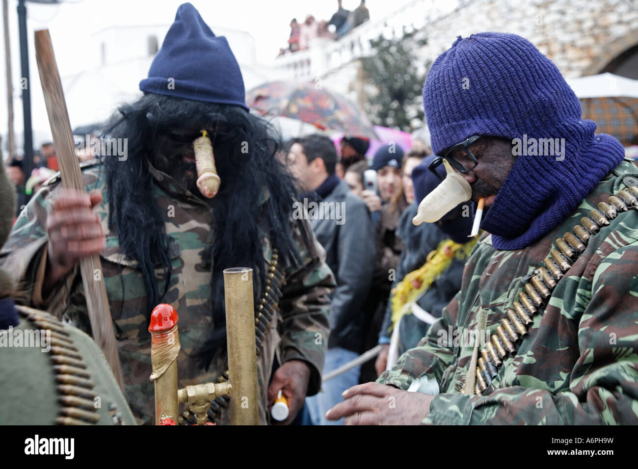 Los hombres con Bazooka en el carnaval de la Cabra Festival Skyros Islas Griegas Grecia Hellas Foto de stock