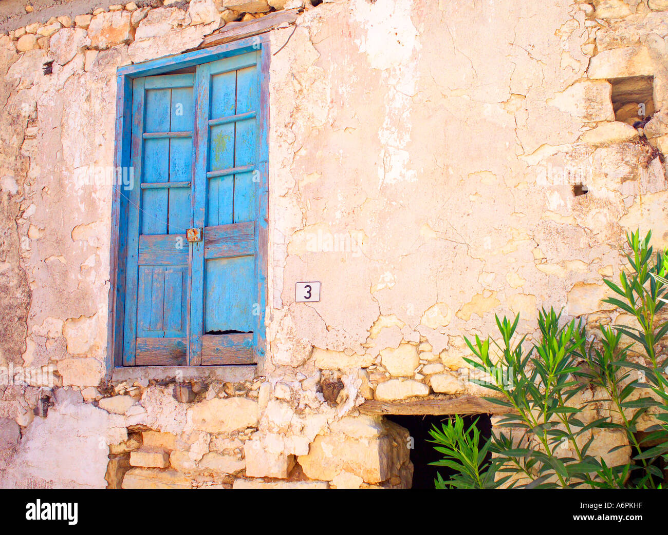 Puertas de madera azul rústico mostrando el encanto de Chipre Foto de stock