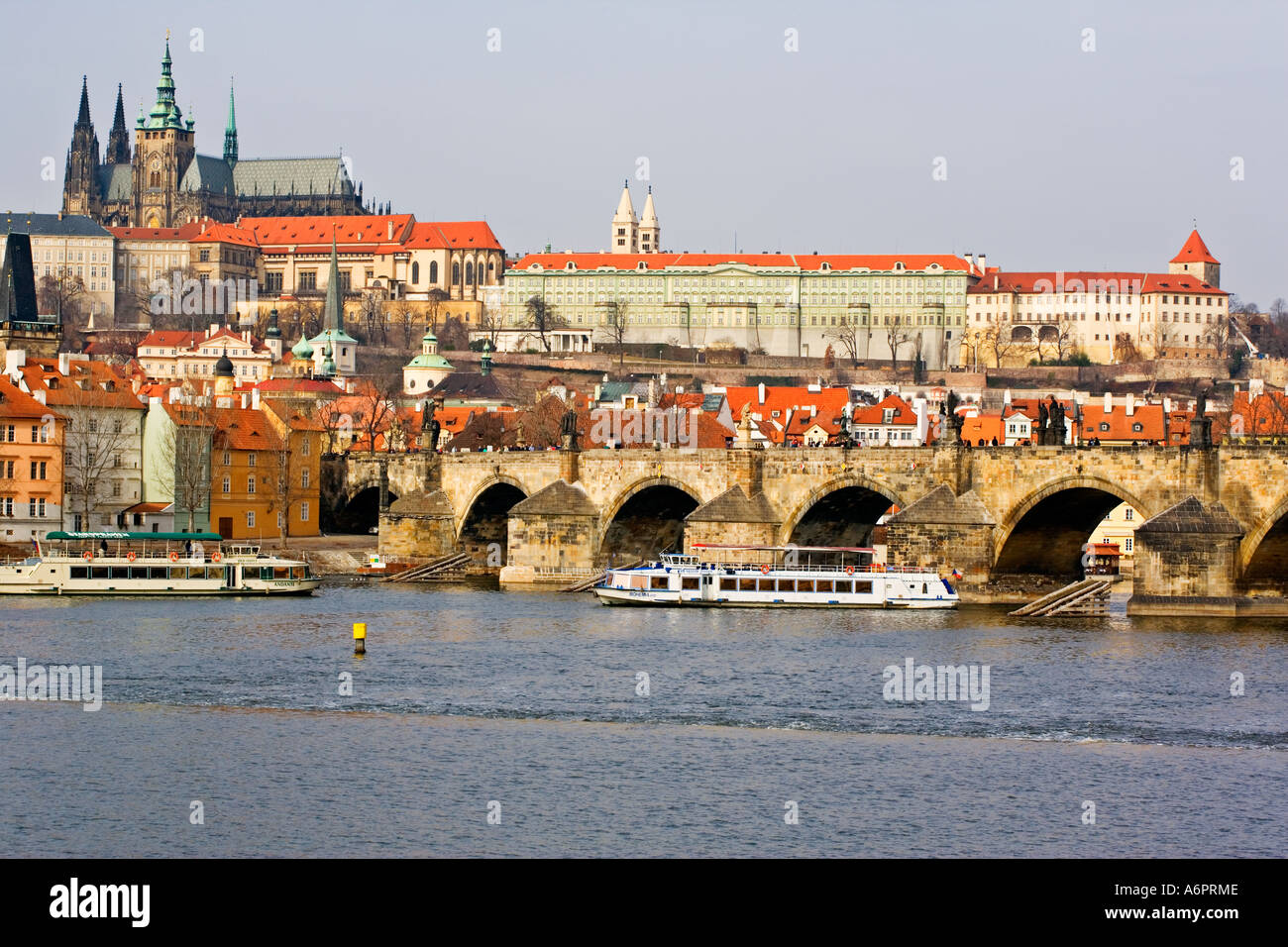 Río VITAVA Puente de Carlos y el Castillo de Praga EN INVIERNO Foto de stock