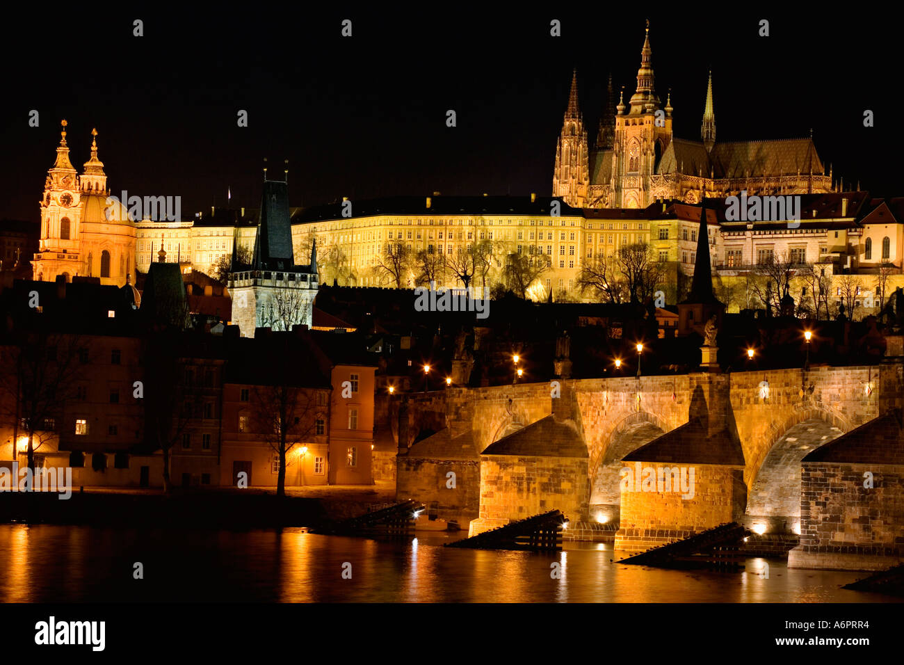 Río VITAVA Puente de Carlos y el Castillo de Praga de noche Foto de stock