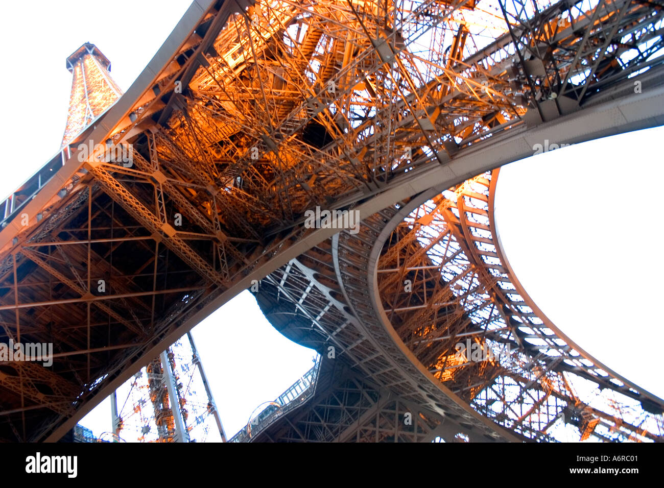 La base de la Torre Eiffel vista desde debajo de París Francia Europa Foto de stock