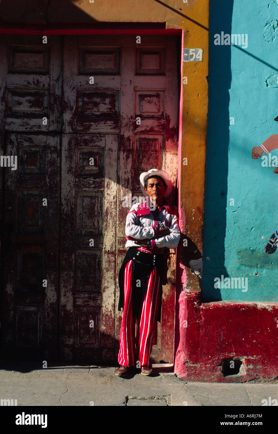 Panajachel, Sololá, en Guatemala; el hombre en la vestimenta tradicional de  Todos Santos Cuchumatan pie en puerta con los brazos cruzados Fotografía de  stock - Alamy
