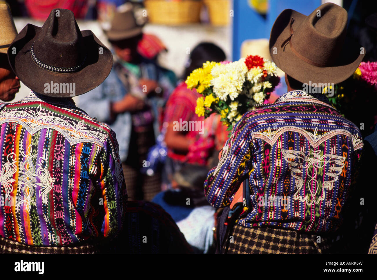 En Sololá, Guatemala; hombres que vestían sombreros de vaqueros y camisas bordadas tradicional celebración bouquet Fotografía de stock - Alamy En Sololá, Guatemala; hombres que vestían sombreros de vaqueros y camisas bordadas tradicional celebración bouquet Fotografía de stock - Alamy